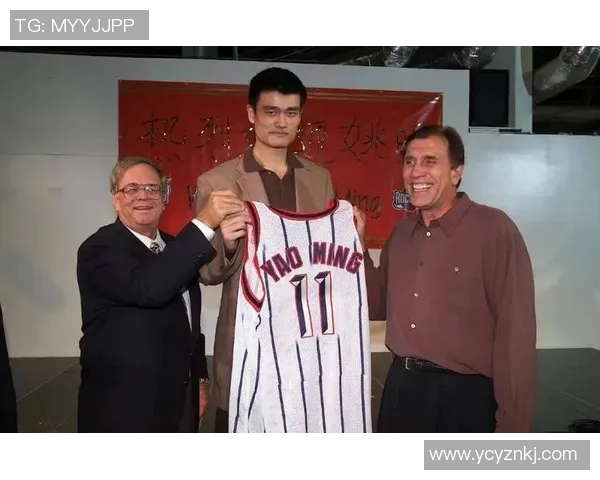 姚明突破防守完美扣篮展现篮球巨星风采与力量之美